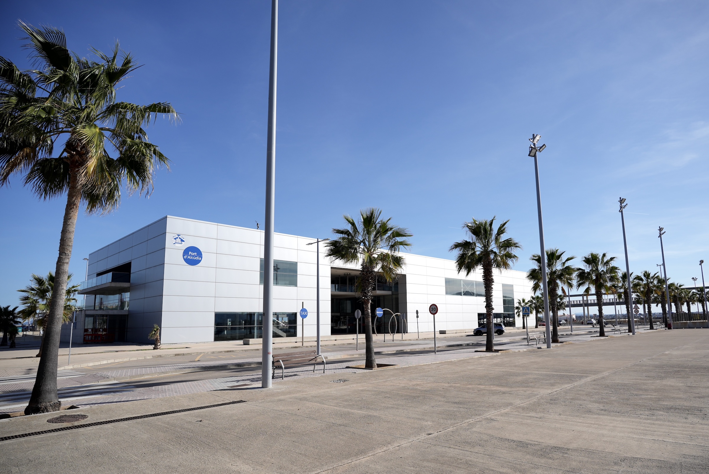 Der Fährhafen mit Terminal in Alcudia