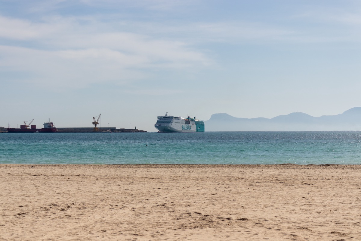 Der Fährhafen mit Terminal in Alcudia